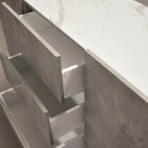 Credenza FAVIGNANA in legno, finitura in grigio cemento, piano effetto marmo statuario, 200x50 cm