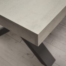 Tavolo allungabile PANZANO in legno, finitura grigio cemento e metallo verniciato antracite