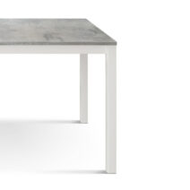 Tavolo RAVENNA in legno finitura grigio cemento e struttura in metallo bianco 110x68 cm